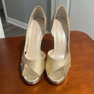 NWOT CAPARROS Gold Sparkle Heels Sz 8.5